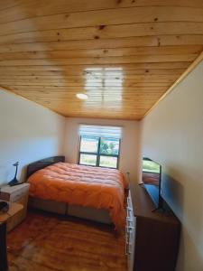 una camera da letto con un letto e un soffitto in legno di La puntilla a Compu Altre 29 foto