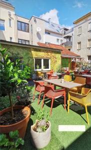 a patio with a table and chairs and plants at Beenie 19 in Linz
