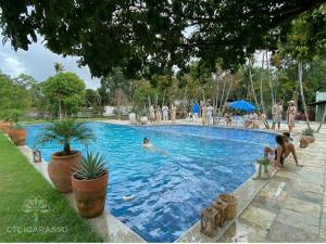 een groep mensen die in een zwembad spelen bij Pousada CTL Igarassu in Igarassu