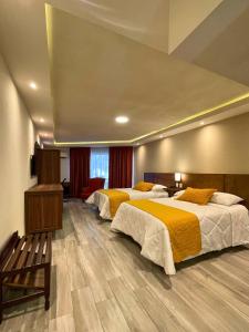 twee bedden in een hotelkamer met bij Hotel Imperial Saltillo in Saltillo