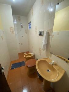 a bathroom with two toilets and a sink at Casa para Pernoite no Centro de Osório in Osório