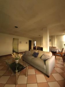 een woonkamer met een bank en een tafel bij Entire Space in Downtown Oaxaca Comfortable in Oaxaca City