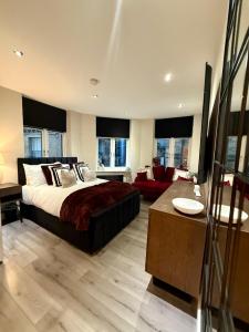 Postel nebo postele na pokoji v ubytování Cozy Studio Flat in Bradford City Centre