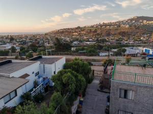 een luchtfoto van een stad met een heuvel bij Cabañas Mirador de Maitencillo 2 in Maitencillo