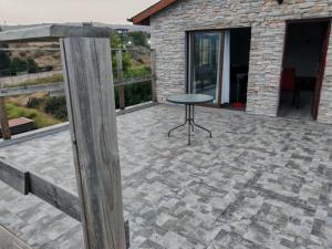 een patio met een tafel in een bakstenen gebouw bij Cabañas Mirador de Maitencillo 2 in Maitencillo