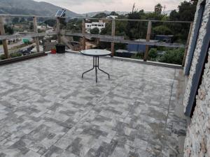 een patio met een tafel bovenop een gebouw bij Cabañas Mirador de Maitencillo 2 in Maitencillo +5 foto's