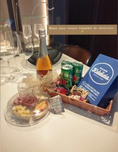 een fles bier en een dienblad met eten op een tafel bij Smart Residence Praia in Maceió