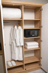 een kast met houten planken en handdoeken bij Khatai Deluxe Hotel in Baku