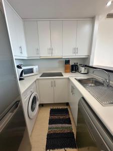 Kuchyň nebo kuchyňský kout v ubytování Best Apartment Ushuaia Ibiza