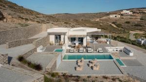 een luchtfoto van een villa met zwembad bij Avera Villas in Parikia