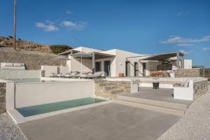een villa met een zwembad en een huis bij Avera Villas in Parikia +190 foto's