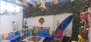 een woonkamer met blauwe banken en kleurrijke kussens bij Casa campestre plata cerca in Puerto Colombia