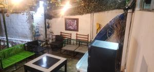 een kamer met een groene bank en een tafel bij Casa campestre plata cerca in Puerto Colombia