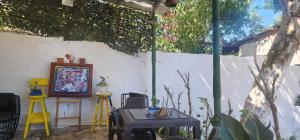 een terras met stoelen en een schilderij aan de muur bij Casa campestre plata cerca in Puerto Colombia