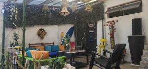 een woonkamer met een bank en een tafel bij Casa campestre plata cerca in Puerto Colombia +13 foto's