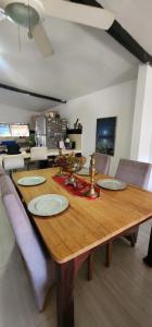 un tavolo di legno in un soggiorno con sedie e un tavolo di Casa de Playa Salgar a Puerto Colombia