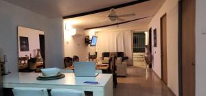 un soggiorno e una sala da pranzo con tavolo e sedie di Casa de Playa Salgar a Puerto Colombia Altre 13 foto