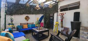 un soggiorno con un divano e sedie blu di Casa de Playa Salgar a Puerto Colombia