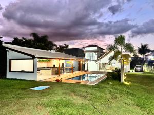 a house with a swimming pool in a yard at Casa Firenze - Piscina aquecida até no frio! in Rio Manso