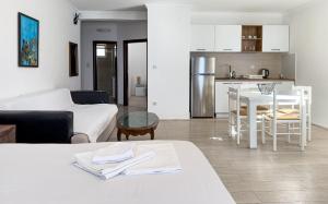 a living room with a table and a kitchen at Open Sea Apartments in Utjeha