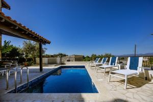 Swimmingpoolen hos eller tæt på Stroumpi Private Pool Villa