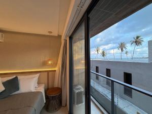 Schlafzimmer mit Balkon und Strandblick in der Unterkunft Garden Haus Beira-Mar, Jardim Oceania-Miramar Hospedagens in Tambaú