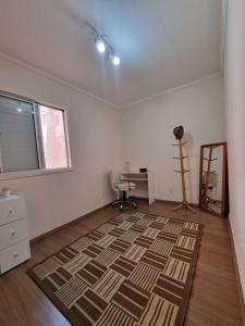 una stanza vuota con scrivania e sedia di Jasmim 12 a Santo André