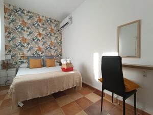 En eller flere senge i et værelse på Casa de Luis a 10 min Puy du Fou + 37 billeder