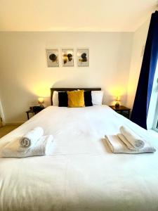 En eller flere senge i et værelse på VIPAbodes at The Nankeville Woking