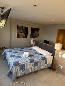 Giường trong phòng chung tại Paiva Home Stay com cama King e cozinha