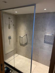 Phòng tắm tại Paiva Home Stay com cama King e cozinha +5 ảnh