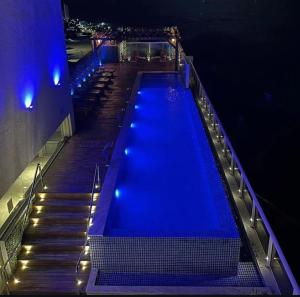 Hồ bơi trong/gần Paiva Home Stay com cama King e cozinha