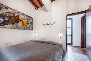 En eller flere senge i et værelse på Stroumpi Private Pool Villa + 24 billeder