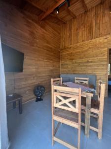 een kamer met een bed en een flatscreen-tv bij Residencial Bambu in Garopaba