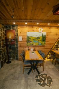 une salle à manger avec une table et des chaises dans l'établissement Mezrasuit Bungalov, à Çamlıhemşin