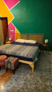 une chambre avec un lit et un mur végétal dans l'établissement Mango Haus, à Aqaba