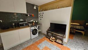 une cuisine avec un lave-linge et un micro-ondes dans l'établissement Mango Haus, à Aqaba 22 autres photos