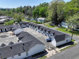 een bovenaanzicht van daken van huizen in een wijk bij The Organic at PWC in Hot Springs +2 foto's