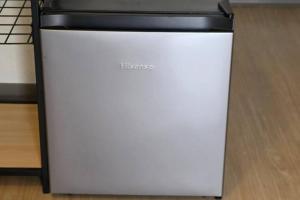 een witte koelkast op de vloer in een keuken bij The Organic at PWC in Hot Springs