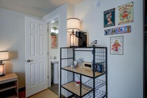 een kamer met een badkamer met een wastafel en een plank bij The Organic at PWC in Hot Springs