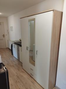 Nhà bếp/bếp nhỏ tại FLEX Aparts - große, möblierte Wohnung in Zwickau mit 2 Zimmern