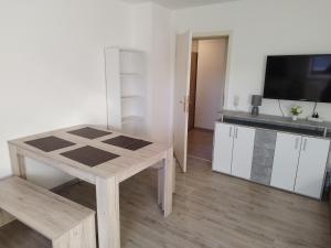 TV/trung tâm giải trí tại FLEX Aparts - große, möblierte Wohnung in Zwickau mit 2 Zimmern