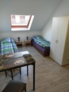 Giường trong phòng chung tại FLEX Aparts - große, möblierte Wohnung in Zwickau mit 2 Zimmern