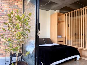 Giường trong phòng chung tại Elegante Loft Céntrico con Balcón