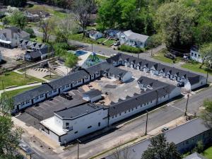 een luchtzicht op een treinstation met een gebouw bij The Organic at PWC in Hot Springs