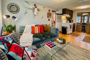 Et opholdsområde på Hot Tub and Stone Fire Pit Smoky Mountain Oasis! + 30 billeder