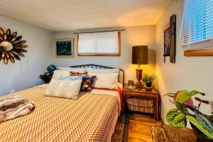 En eller flere senge i et værelse på Hot Tub and Stone Fire Pit Smoky Mountain Oasis!