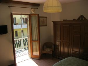 Schlafzimmer mit einer Tür, die auf einen Balkon führt in der Unterkunft Apartment Via Vittoria in Bastia Umbra