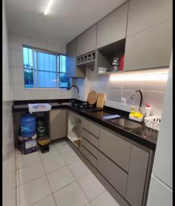 una cucina con un lavello e un piano di lavoro di Ótima localização 20 min Pajucara a Maceió