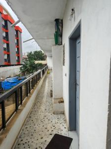 a corridor of a building with a blue door at Résidence meuble in Abidjan